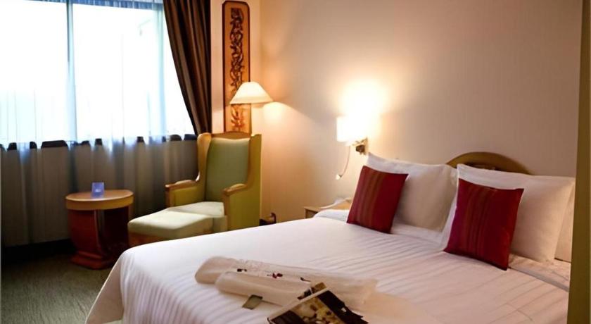 The Centrepoint Hotel - image 2