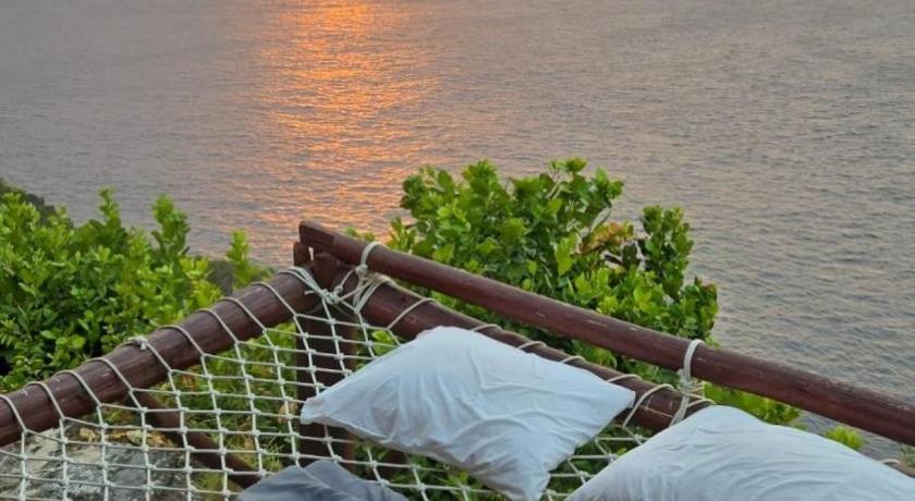 Suwehan Beach Cliff House - image 2