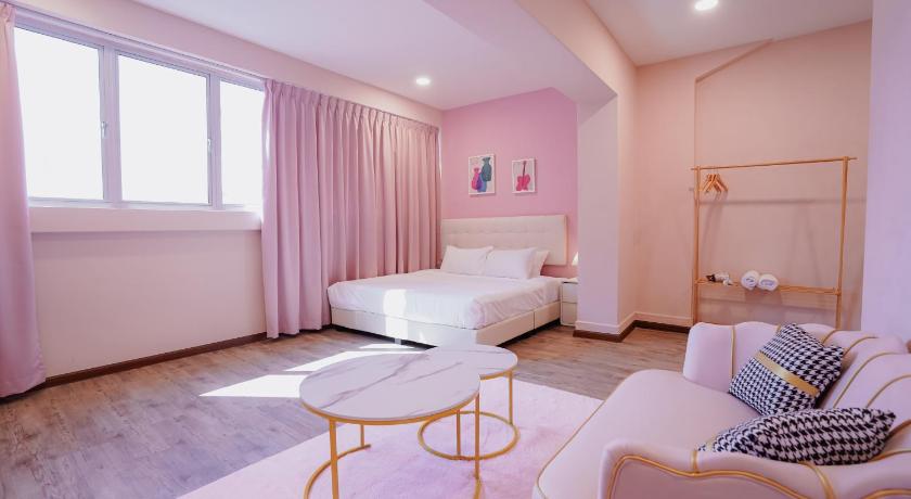 The Pink Boutique - image 14