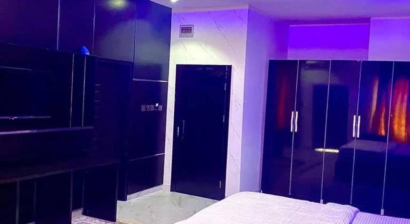 Laycon Hotel & Suites - image 3