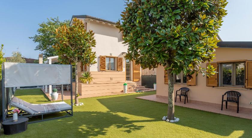 Villino Esse, Libero su 4 Lati più Dependance nel cuore della Versilia