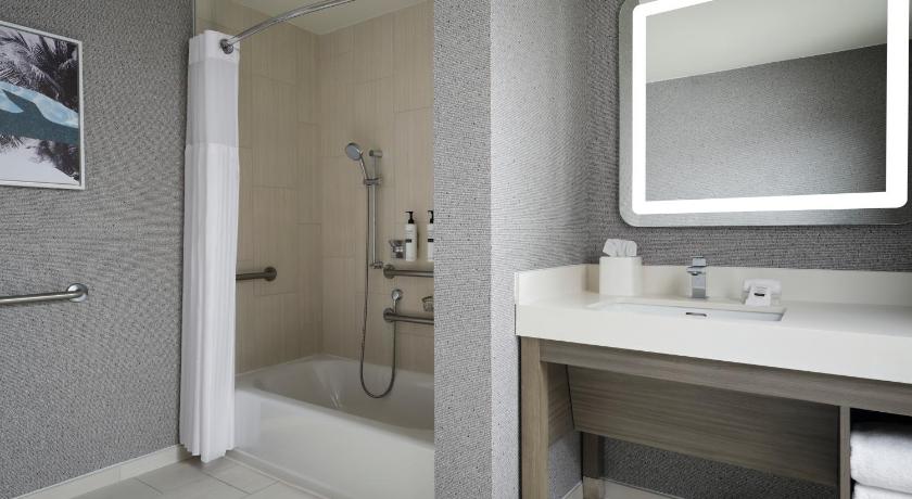 Image of 2 QUEEN BEDS HARBOR VIEW 8