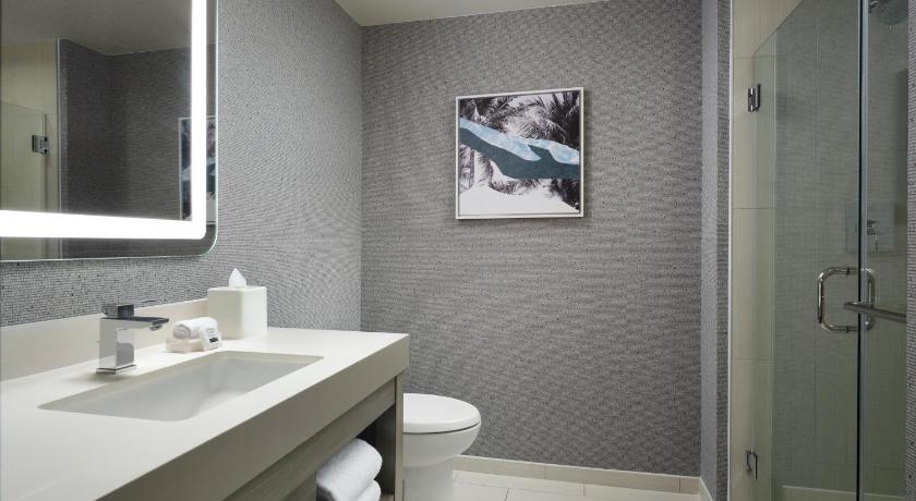 Image of 2 QUEEN BEDS HARBOR VIEW 7