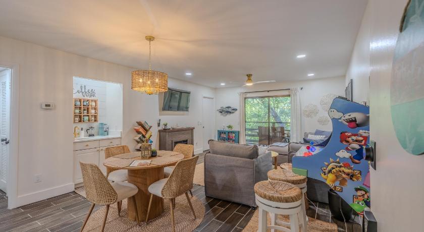 Completely remodeled condo, walk to beach, arcade, pool!