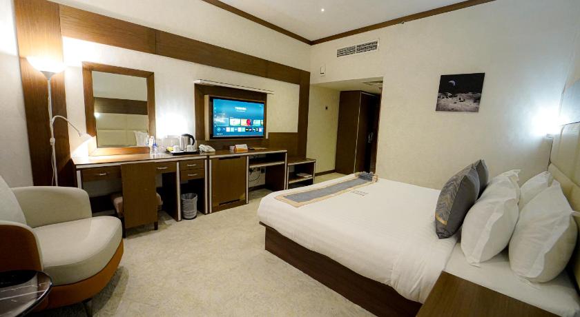 Image of Deluxe Room 8