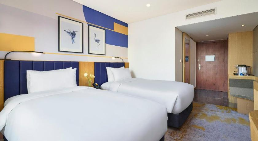 Image of 2 Single Deluxe Mountain View Lounge Access 1