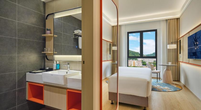 Image of Harris Room King 1
