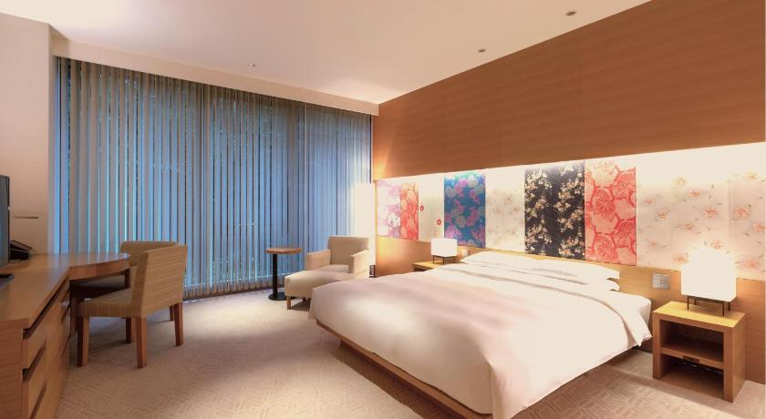 Image of 1 King Bed Deluxe 1