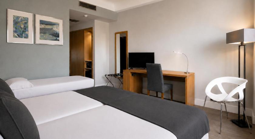 Image of Tweepersoons- of twinkamer (2 aparte bedden) met extra bed (Double or Twin Room with Extra Bed) 1