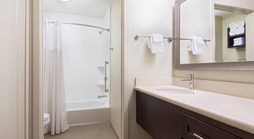 Image of 1 Queen 2 Double 2 Bedroom Suite 12