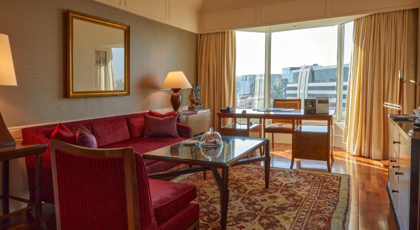 Gambar Royal Club Parlor Suite with Bathtub, Airport Transfers, High Tea and Evening Cocktail Hours 0