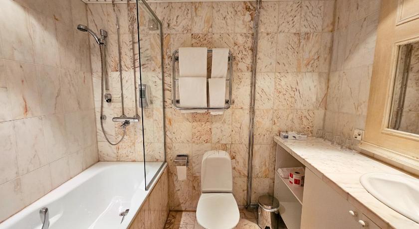Image of Standard Twin Room with Bath 10