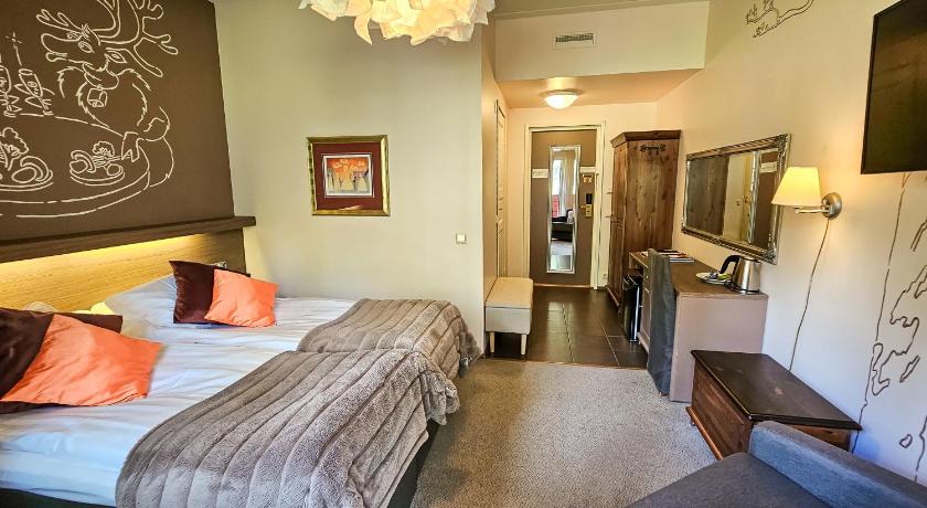 Image of Standard Twin Room with Bath 6