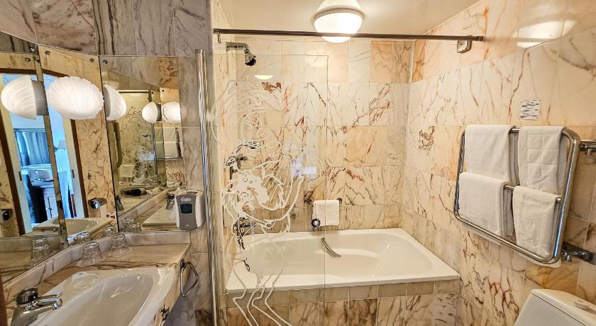 Image of Standard Twin Room with Bath 2