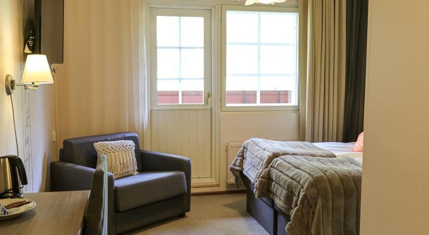 Image of Standard Twin Room with Bath 8