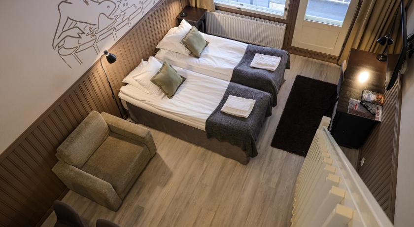 Image of Family Room with Sauna 5