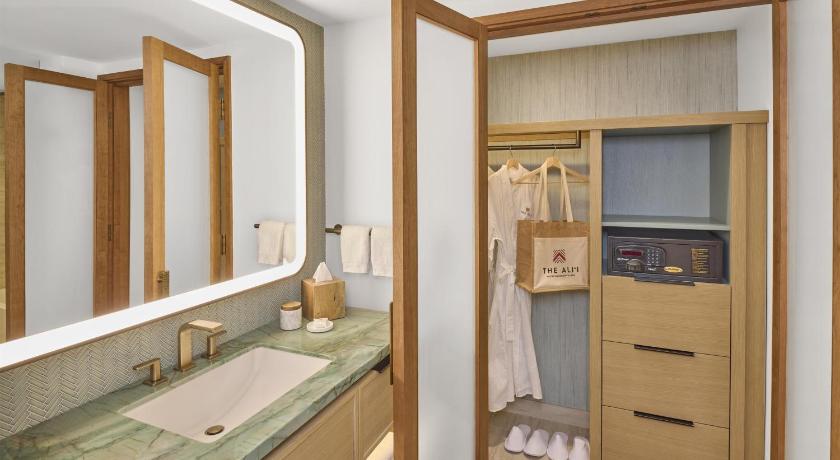 صورة سرير كينغ علي تاور مع إطلالة جزئية على المحيط (Ali'i Tower Partial Ocean View with King Bed) 1
