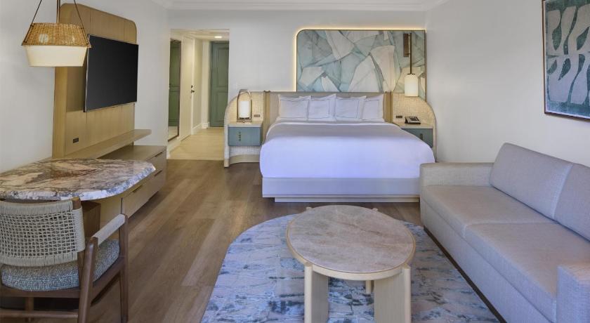 صورة سرير كينغ علي تاور مع إطلالة جزئية على المحيط (Ali'i Tower Partial Ocean View with King Bed) 0