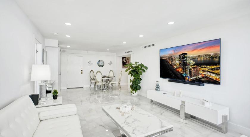 Oceanfront Escape with Resort Amenities Gym Pools and Sauna 1408
