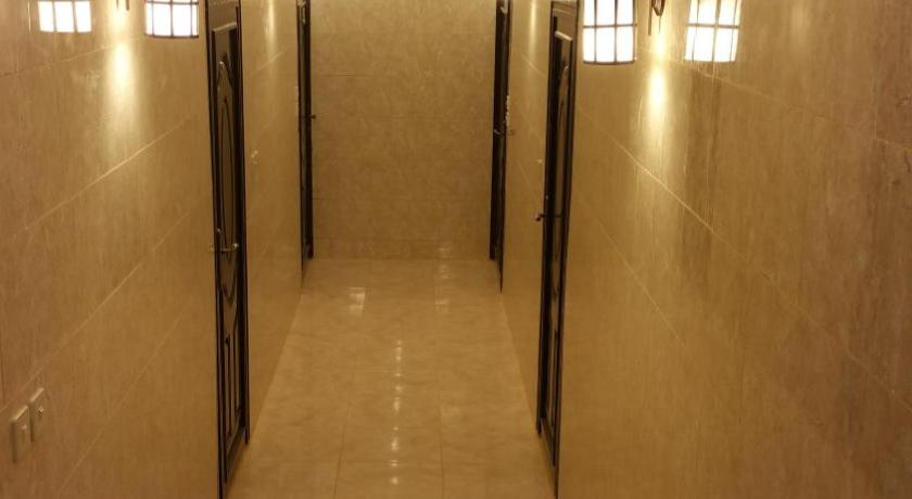 a bathroom with a large mirror and a walk in shower, المسرة سكن للعزاب فقط in Yanbu