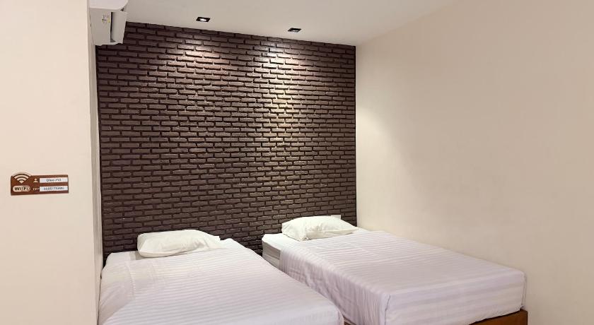 Image of Standard Twin Room without Balcony 5