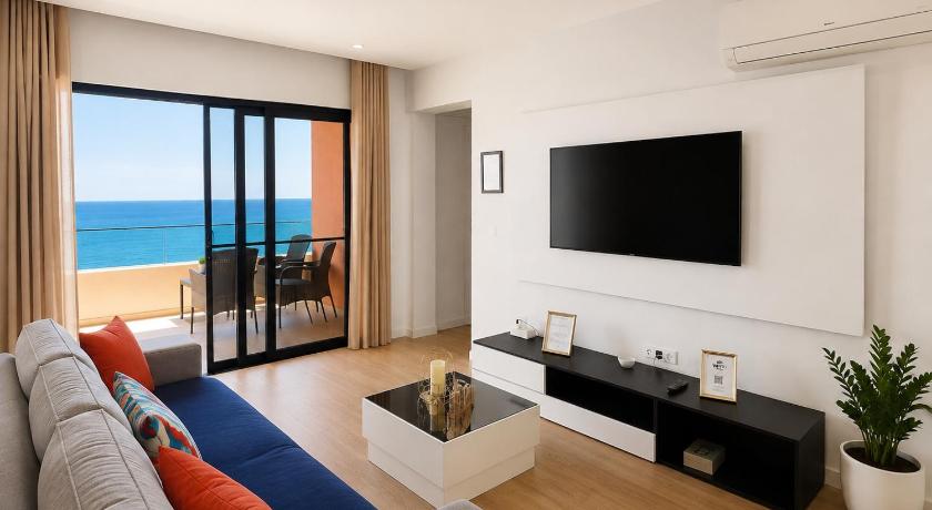 Ocean Mirror Apartment