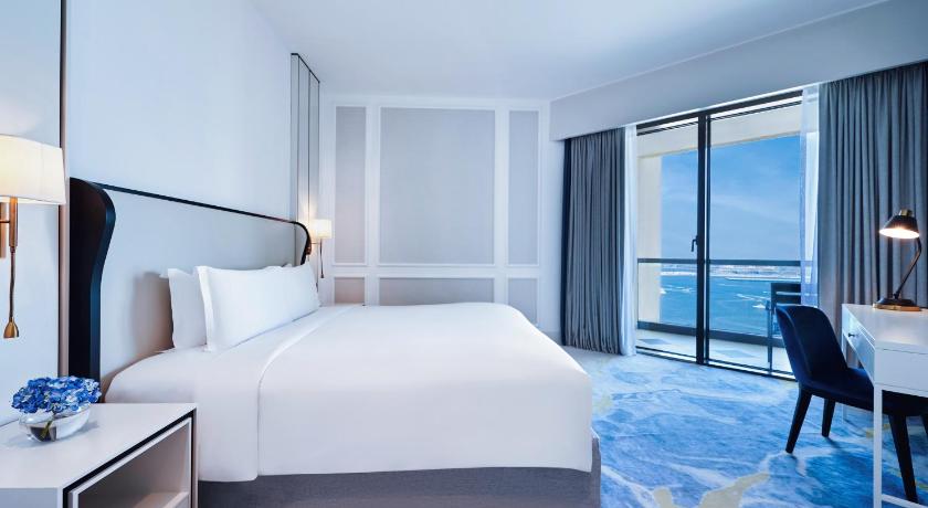 Image of Junior King Suite with Club Lounge Access 1