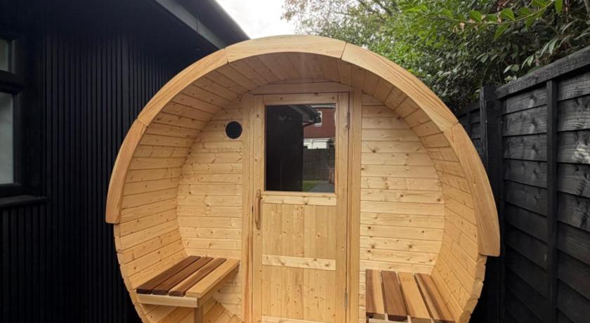 Luxury and modern living with sauna and hot tub