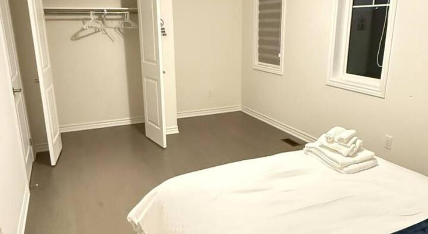 Foto di 4-Bdrm Comfort with Fireplace mins from Downtown - Prenotazione scontata Agoda