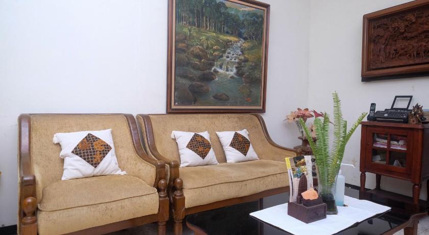 OYO 261 Sasono Putro Guest House - image 6