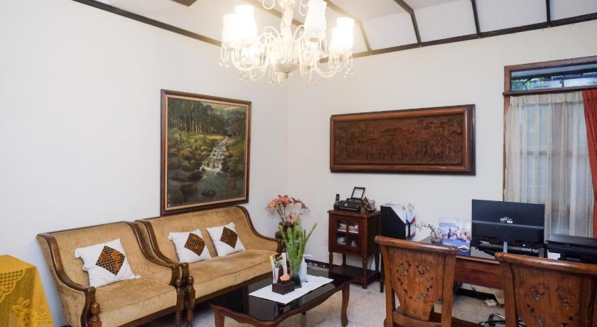 OYO 261 Sasono Putro Guest House - image 13