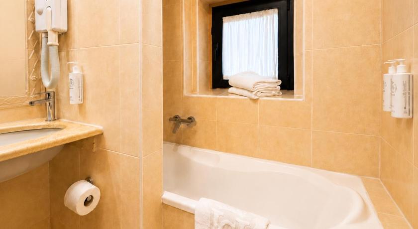 Фото: Трехместный номер (Triple Room) 8