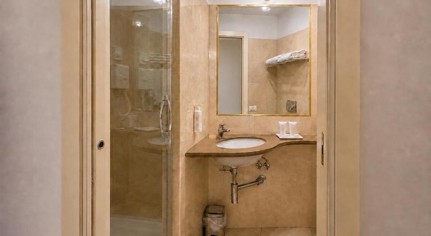 Фото: Standard Double or Twin Room with Internal View 4