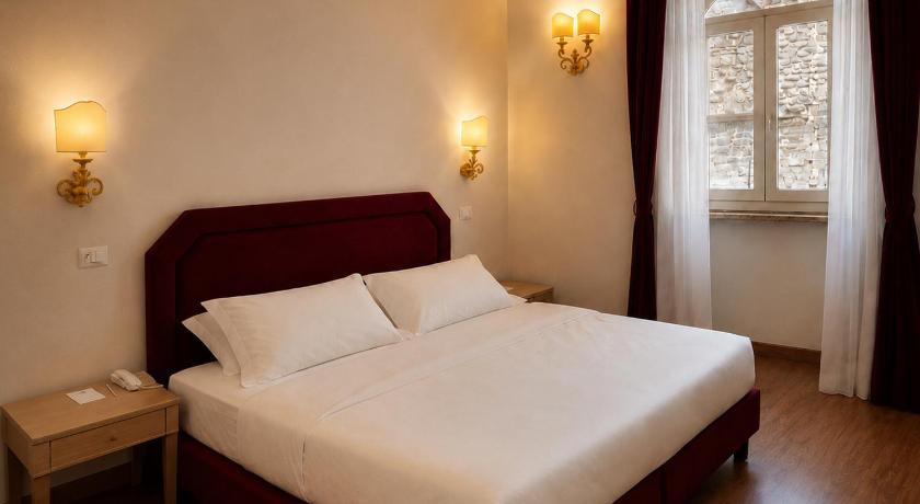 Фото: Standard Double or Twin Room with Internal View 1