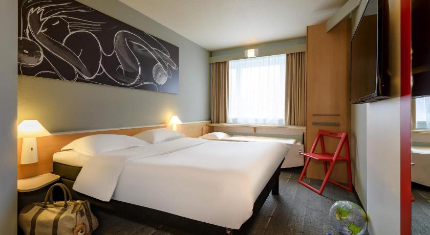 Image of Room with double bed (63x79 in/160x200cm), new sleep-easy concept and crib (31x67 in/80x170cm) 8