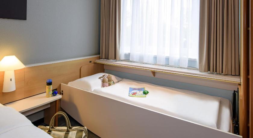 Image of Room with double bed (63x79 in/160x200cm), new sleep-easy concept and crib (31x67 in/80x170cm) 14