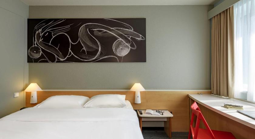 Image of Room with double bed (63x79 in/160x200cm), new sleep-easy concept and crib (31x67 in/80x170cm) 9