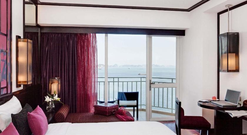 Image of Deluxe King Room with Bay View 1
