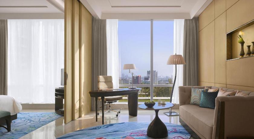 Image of Raffles King Room with Garden View - Smoking 0