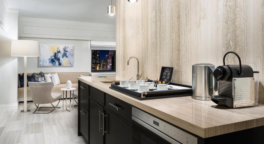Zdjęcie: 1 Bedroom Suite Walk In Shower Manhattan Floor 1
