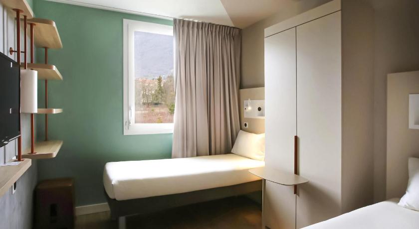 Immagine di TRIPLE - Room with a large bed and a pull-out b ed 1