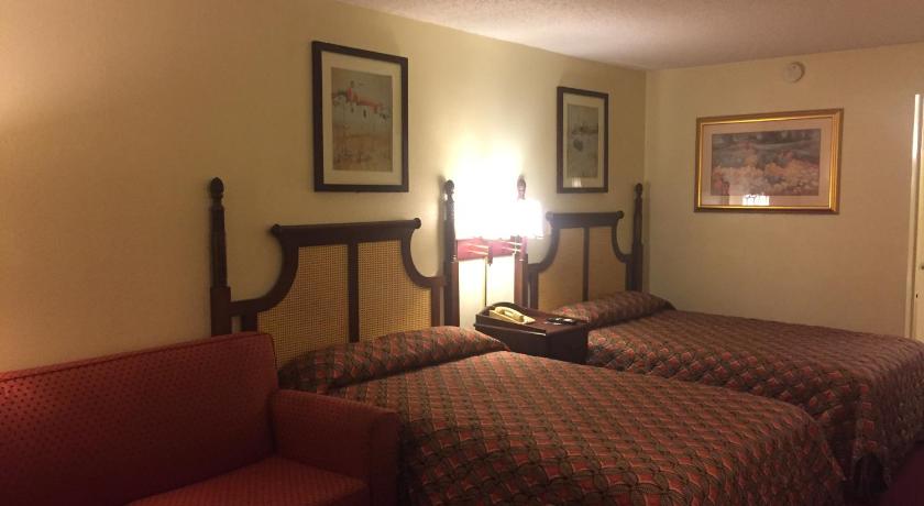 Maple Leaf Inn & Suites photo