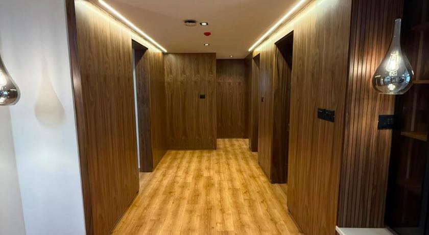 Prestige Hotel Suites - image 9