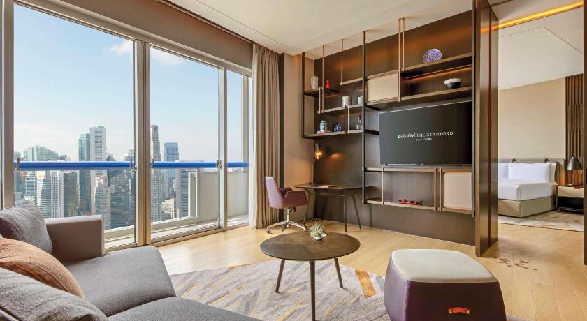 Image of Crest Suite, 1 King, L65 Lounge Access, High Floor, 2 Balconies, Panoramic View 1