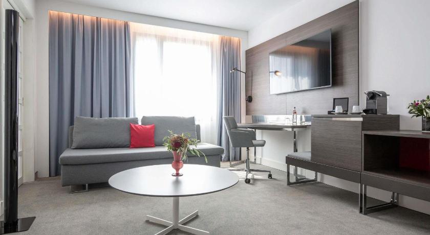 Superior klases numurs ar guļamistabu un viesistabu, ar dīvāngultu (Superior Suite with Sofa) attēls 1
