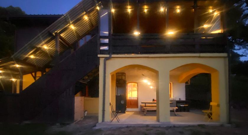Shangri-La Travellers' Hostel