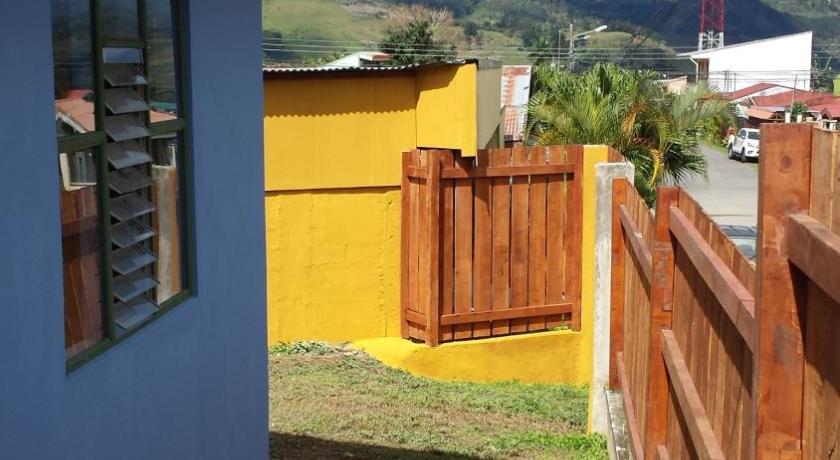 Montana Linda Guest House Orosi photo