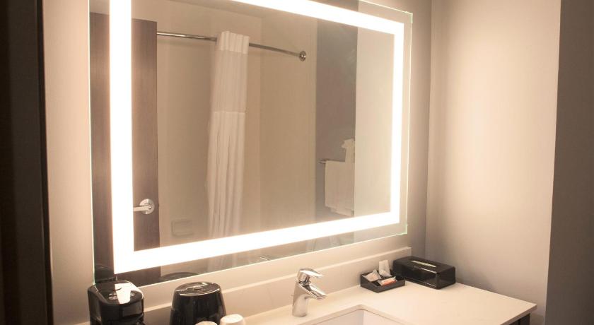 Image of 1 King Bed, Mobility Accessible Room, Bathtub w /Grab Bars, Non-Smoking 7