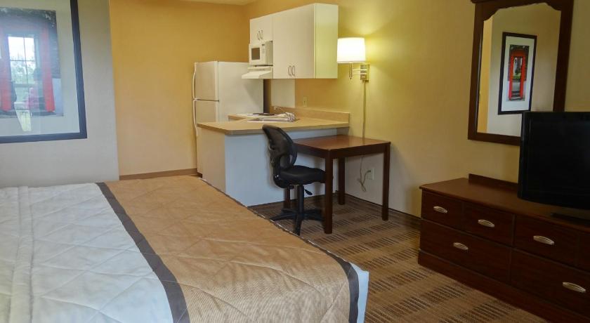 a hotel room with a bed and a desk, Extended Stay America Suites - Jackson - North in Jackson (MS)