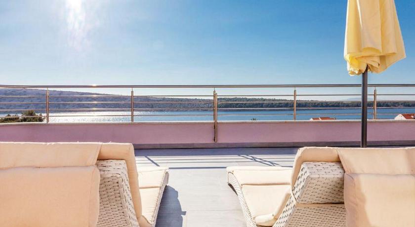 Apartments Host — Hotel in Rab